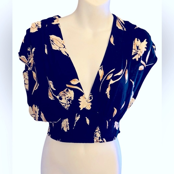 Free People Tops - Free People Black and Cream Flutter Sleeve Crop Blouse